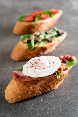 Roket mantar, roket domates ve Pastırmalı yumurta ile ekmek