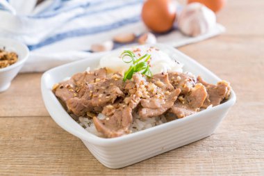 yumurta ile tepesinde pirinç Sarımsak soslu tavada kızartılmış domuz eti