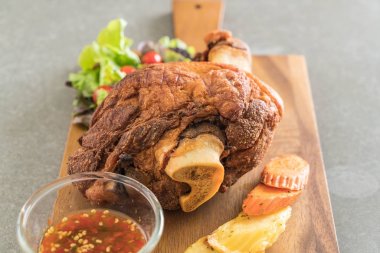 Gevrek domuz knuckle veya Alman domuz Hocks