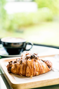 sıcak kahve ile Fındıklı kruvasan