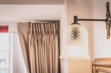 yatak odası iç dekorasyonda ışık lamba