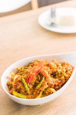 Kavrulmuş köri tozunda yumuşak kabuklu yengeç.