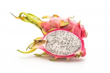 beyaz zemin üzerine taze dragon meyve