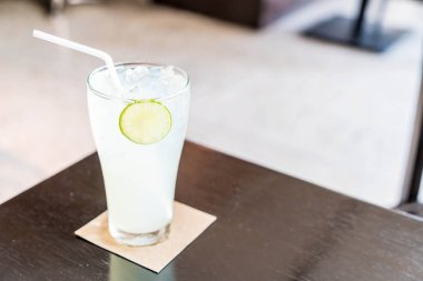 buzlu limonlu soda cam