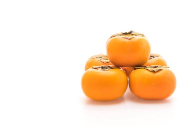 Beyaz arkaplanda taze hurma