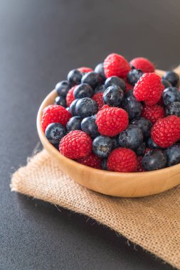 taze yaban mersini ve rasberry 