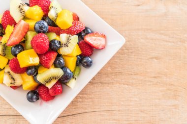 karışık taze meyve (çilek, ahududu, yaban mersini, kivi, mang