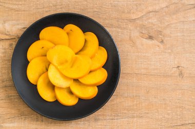 Trabzon hurması tabağa dilimlenmiş