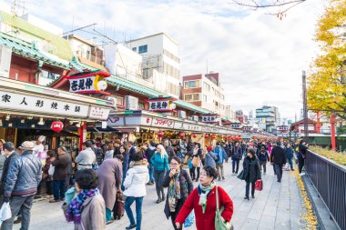 Toyko, Japonya - 28 Kasım 2016: turist yürümek Nakamise Dori se üzerinde