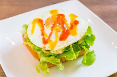 ekmek tost kızarmış yumurta ve sebze ile