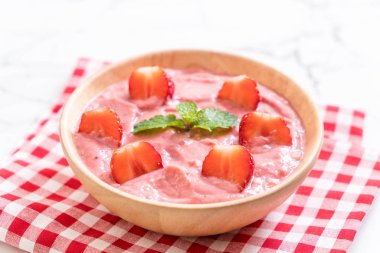 çilek smoothies kase