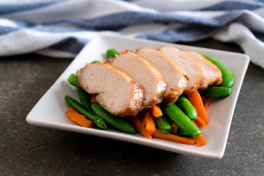 Yeşil bezelye ve havuç ile ızgara tavuk