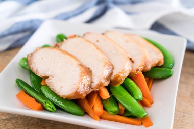 Yeşil bezelye ve havuç ile ızgara tavuk