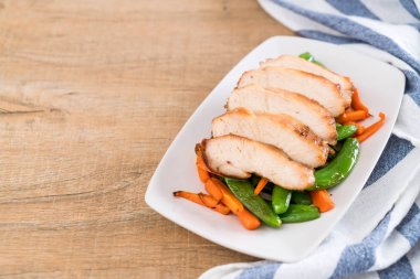 Yeşil bezelye ve havuç ile ızgara tavuk