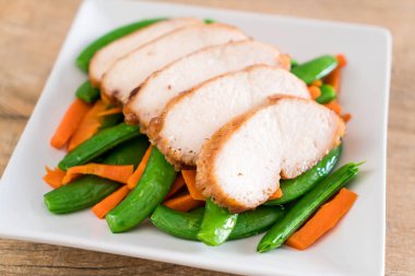 Yeşil bezelye ve havuç ile ızgara tavuk