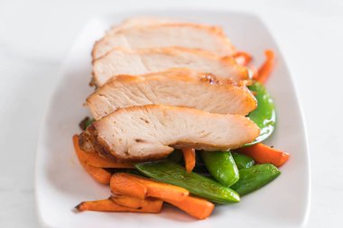 Yeşil bezelye ve havuç ile ızgara tavuk