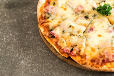 Ispanak ve pastırma pizza