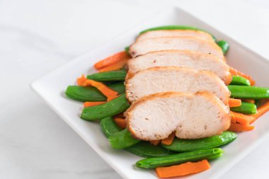 Yeşil bezelye ve havuç ile ızgara tavuk