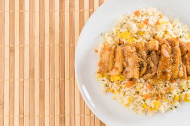 ızgara tavuk ve teriyaki soslu kızarmış pilav
