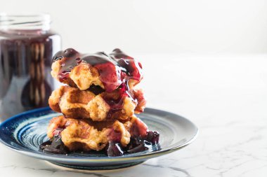 yaban mersini sosu ile waffle 