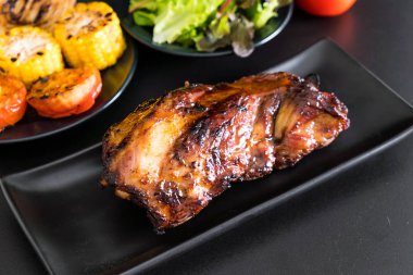 Izgara domuz pirzolası. 