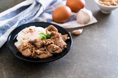 yumurta ile tepesinde pirinç Sarımsak soslu tavada kızartılmış domuz eti