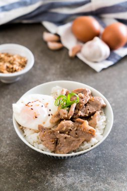 yumurta ile tepesinde pirinç Sarımsak soslu tavada kızartılmış domuz eti