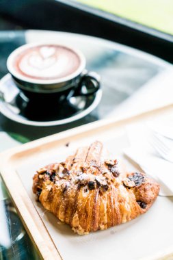 sıcak kahve ile Fındıklı kruvasan