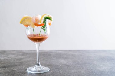 Karides kokteyl sosu ile