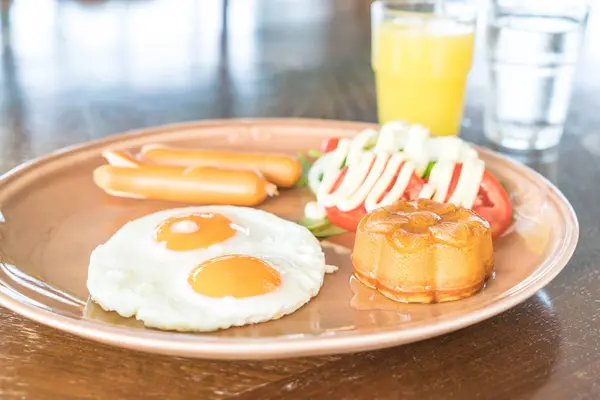 sosis ve salata ile kızarmış yumurta 