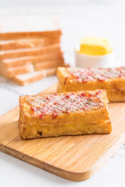 croque monsieur bacon ans egg sandwich