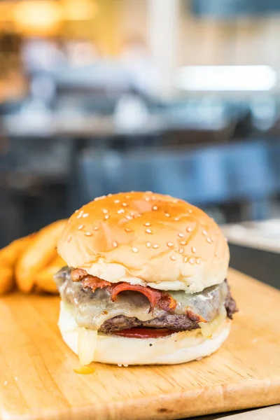 Boczku Ser burger z wołowiny na drewno wyżywienie w restauracji — Zdjęcie stockowe