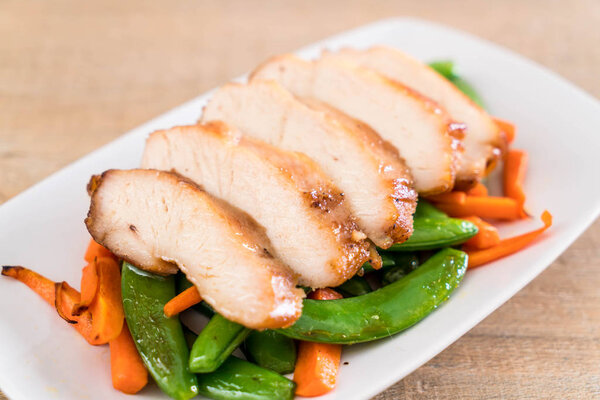 grilled chicken with green peas and carrot