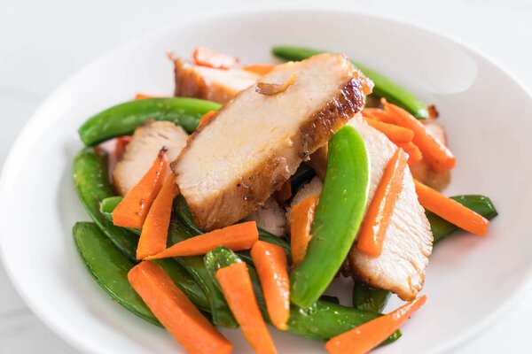 grilled chicken with green peas and carrot