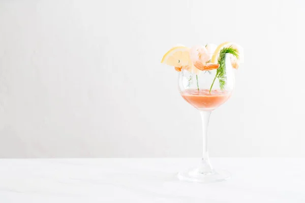 Креветочный коктейль с соусом — стоковое фото