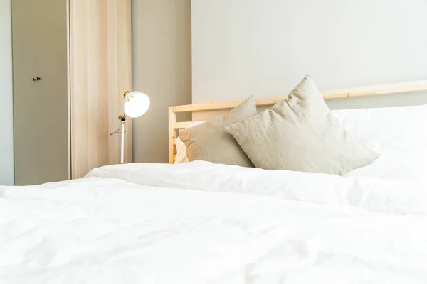 Comfortabel kussen op het bed in de slaapkamer decoratie — Stockfoto