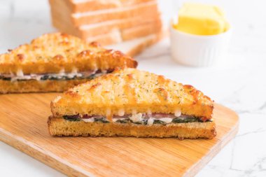 fırında ıspanak ve Jambonlu sandviç 