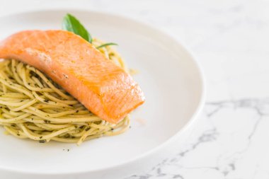 pesto yeşil ve somon makarna spagetti