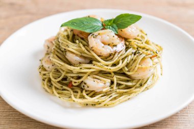 makarna spagetti pesto yeşil ve karides
