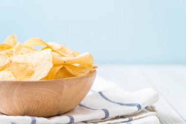 patates cipsi plaka üzerinde