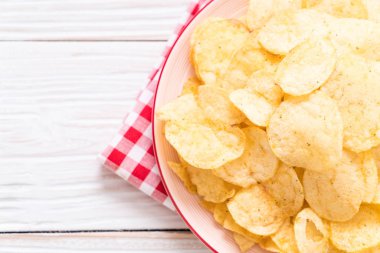 patates cipsi plaka üzerinde