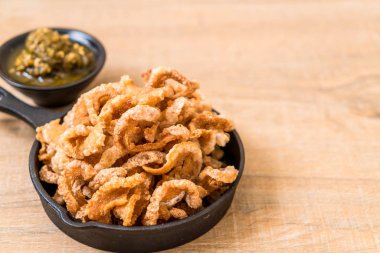 Kızarmış domuz eti rince ya da domuz eti aperatif Kuzey Tayland yeşil biber D ile