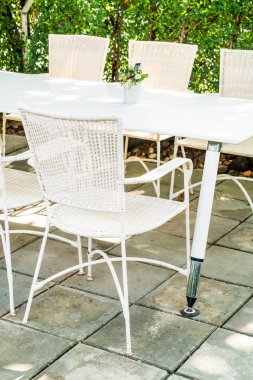 boş açık veranda sandalye ve masa