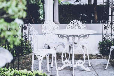 Boş beyaz açık veranda masa ve sandalye