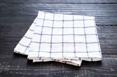 ahşap arka plan üzerinde mutfak bezi (peçete)