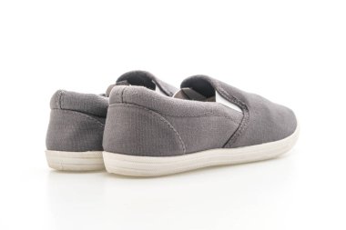 Beyaz arka planda gri spor ayakkabı 