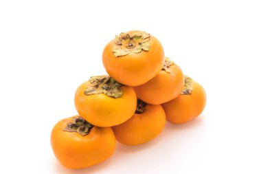 Beyaz arkaplanda taze hurma