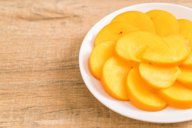 Trabzon hurması tabağa dilimlenmiş