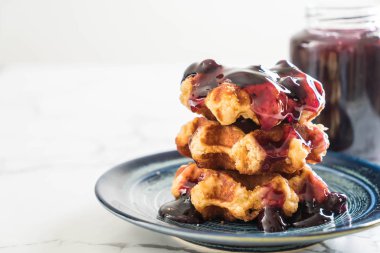 yaban mersini sosu ile waffle 