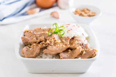 yumurta ile tepesinde pirinç Sarımsak soslu tavada kızartılmış domuz eti